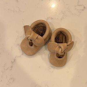 Freshly Picked Newborn Knotted Bow Moccasin